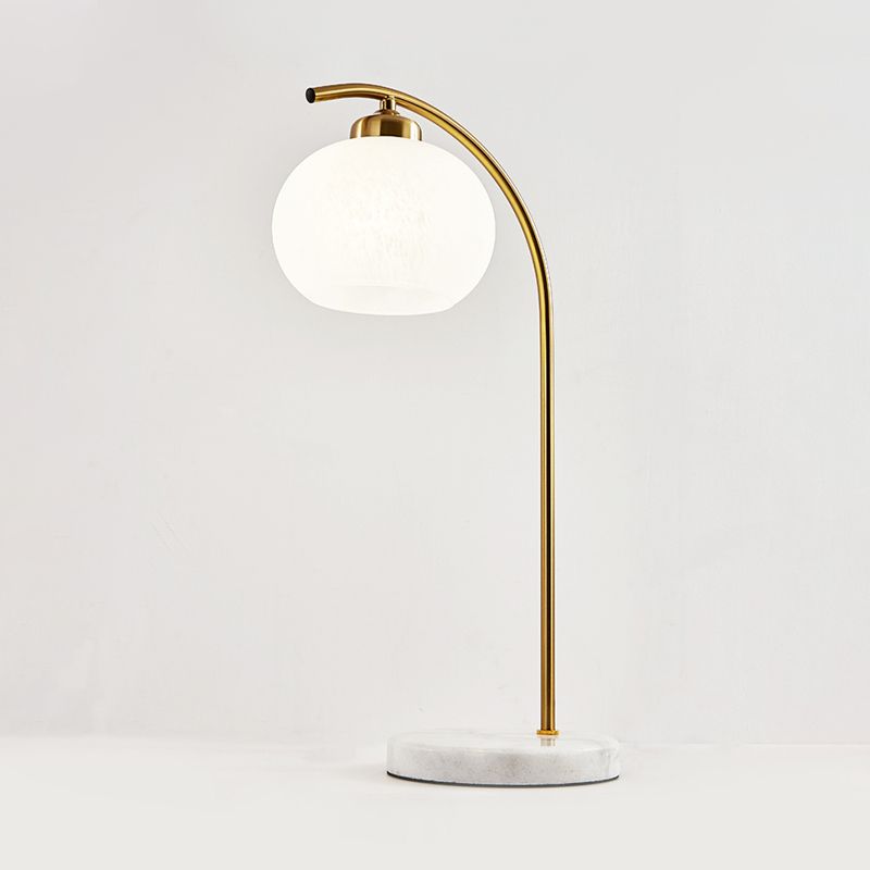 Domed White Glass Table Light Postmodern Single Head Brass Finish Desk Lamp voor studieruimte