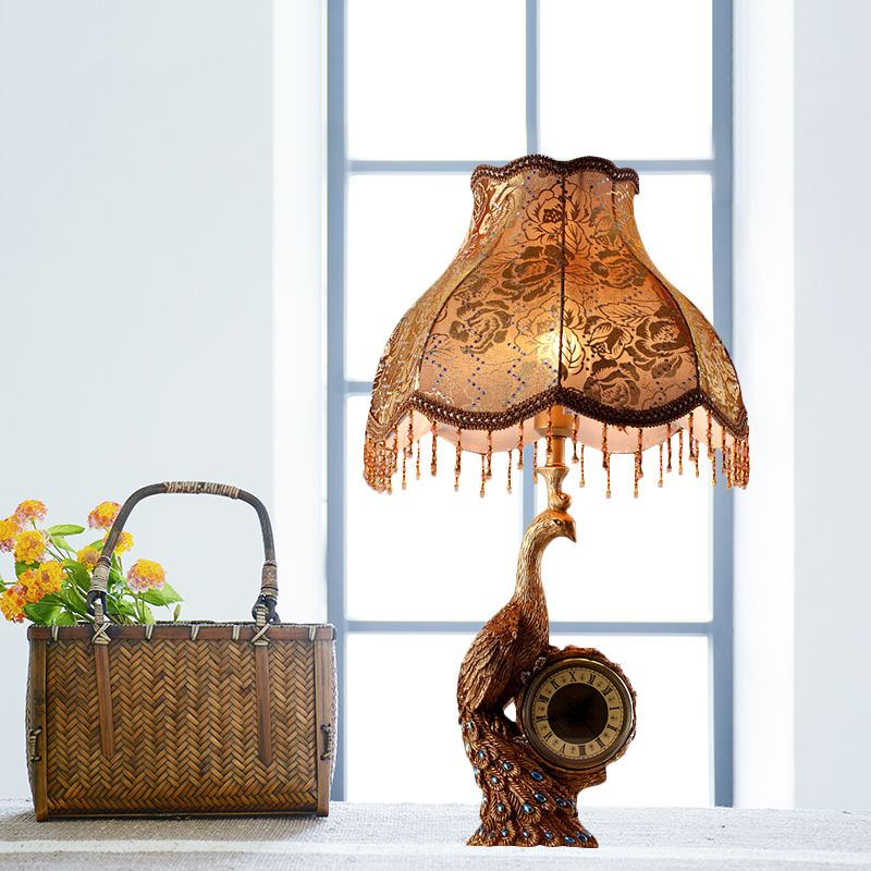 Klassiker mit einer Gekibeled -Tischlicht 1 Light Fabric Task Lighting in Braun/Gold für Schlafzimmer mit Pfauen und Uhr