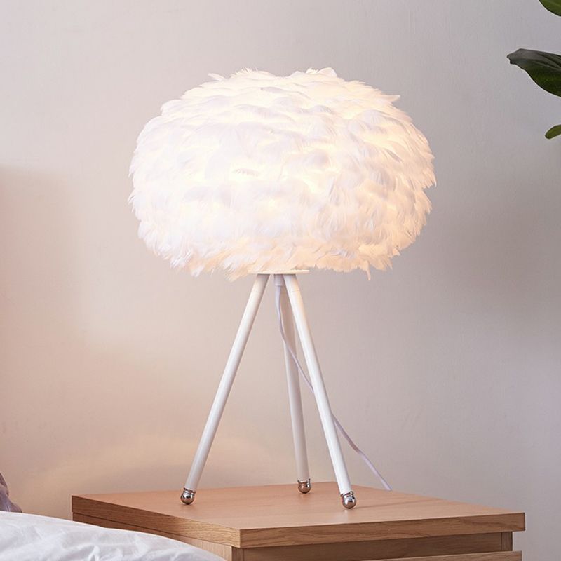 Tripod Girls slaapkamer tafellamp Metallic metalen hedendaagse nachtkastje verlichting met veren met verenschaduw