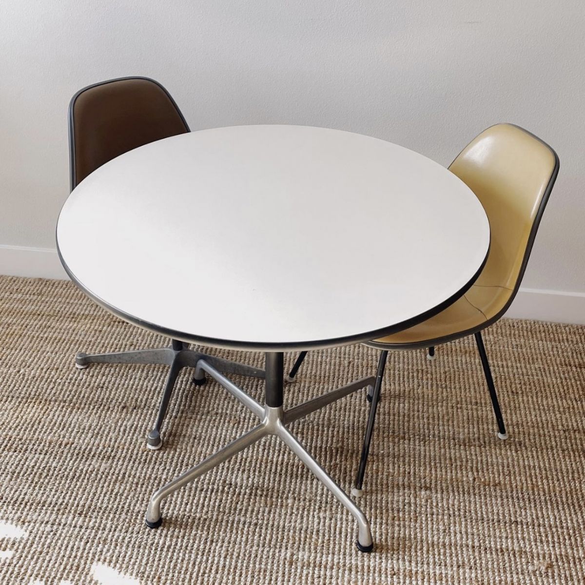 Metal Contemporary Round Dining Table Manufactured Wood Dining Table with Pedestal