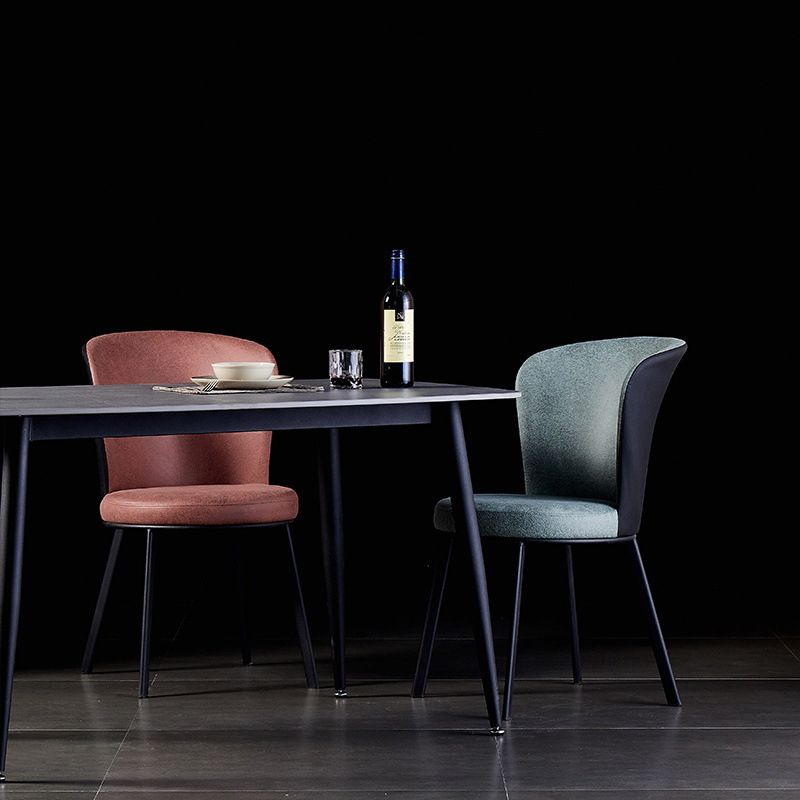 Chaises sans bras à dossier solide rembourrées par chaise latérale de salle à manger en cuir moderne