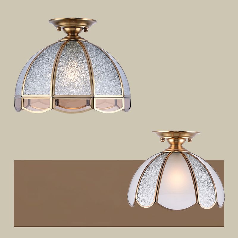 Hemisperische foyer plafondarmatuur traditioneel louche glas 1-licht semi-spoellicht met geschulpte rand