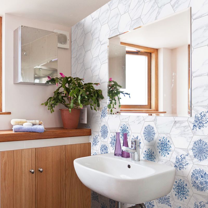 Panneau de papier peint en fleurs de couleur claire, décor mural pelé et collé pour salle de bains