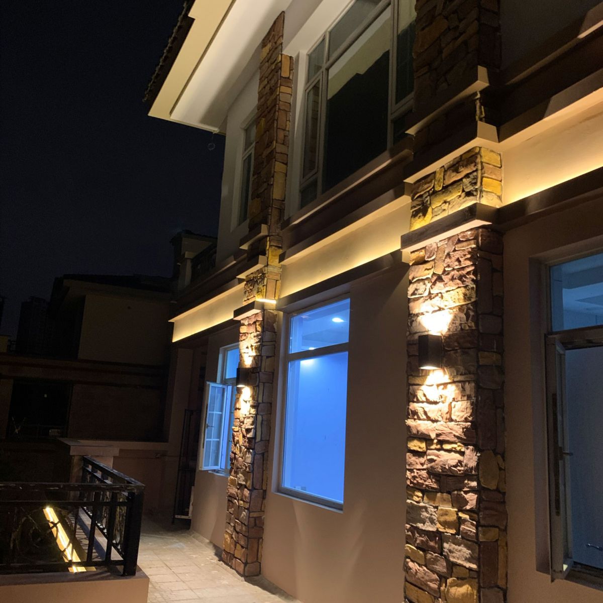 Stile moderno la lampada nera di scarpa da lampada geometrica in alluminio funce illuminazione sconde