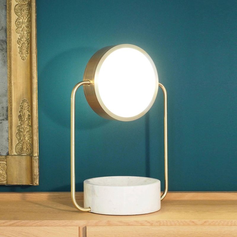 Éclairage de table de nuit ronde en métal moderniste 1-Bulb Éclairage de table de nuit réglable en or pour salle d'étude