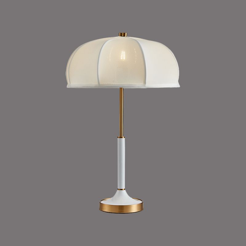 Lampada da scrivania a lampadina singola dorata Lampada da lettura notturna con ombrello in tessuto tradizionale per soggiorno
