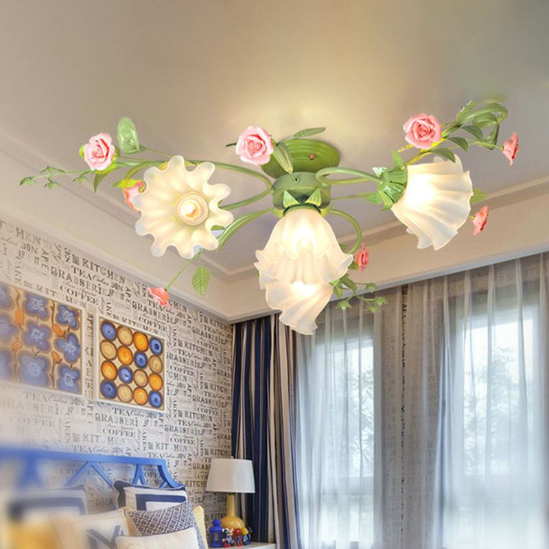 Plafonnage à fleurs traditionnelles Aménagement de luminaire 4 ampoules en verre opal semi-lustre en vert en verre opale en vert