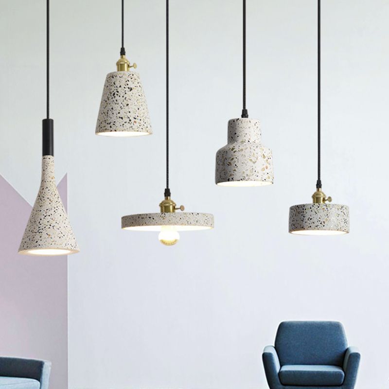 Funzione illuminazione a sospensione ombreggiata in terrazzo in stile minimalista a soffitto appeso in bianco