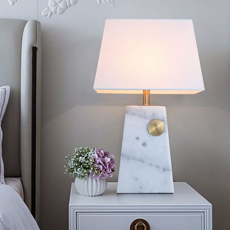Table de nuit trapèze blanche, éclairage moderne, lampe de bureau en marbre à 1 lumière avec abat-jour en tissu pour chevet