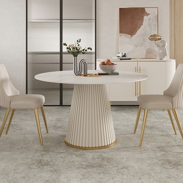 Stenen tafel in eigentijdse stijl, rond voetstuk, informele eettafel voor thuis