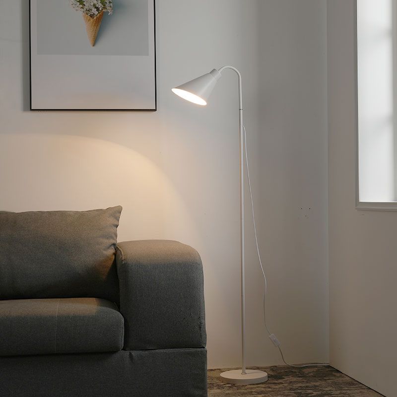 Lampada da pavimento a coccola flessibile in metallo Nordico 1 testa in piedi con tonalità cono