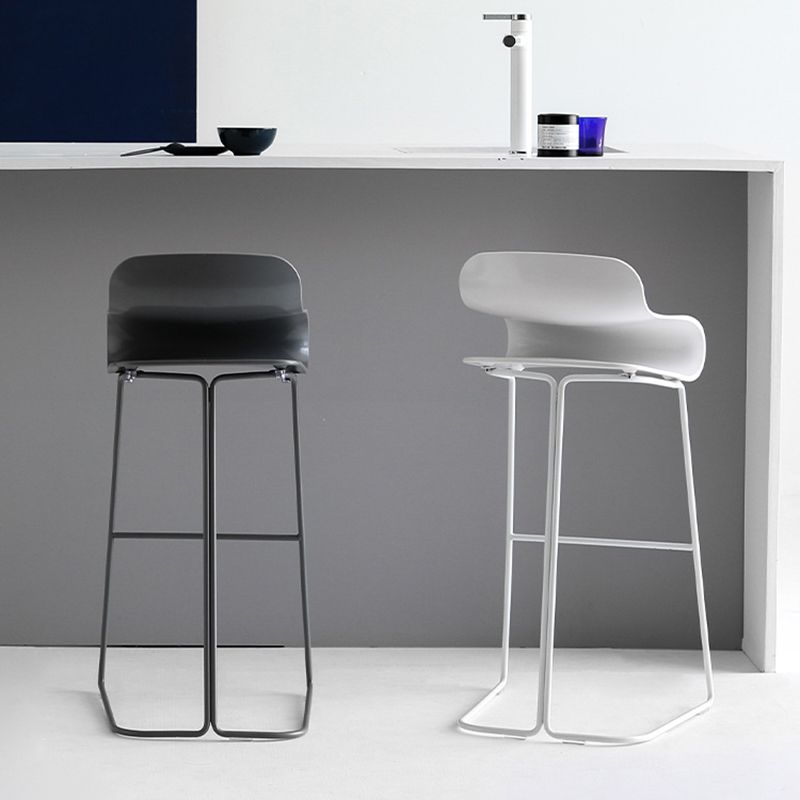 Taburete nórdico simple con respaldo bajo, taburete alto de hierro para interiores con asiento de plástico