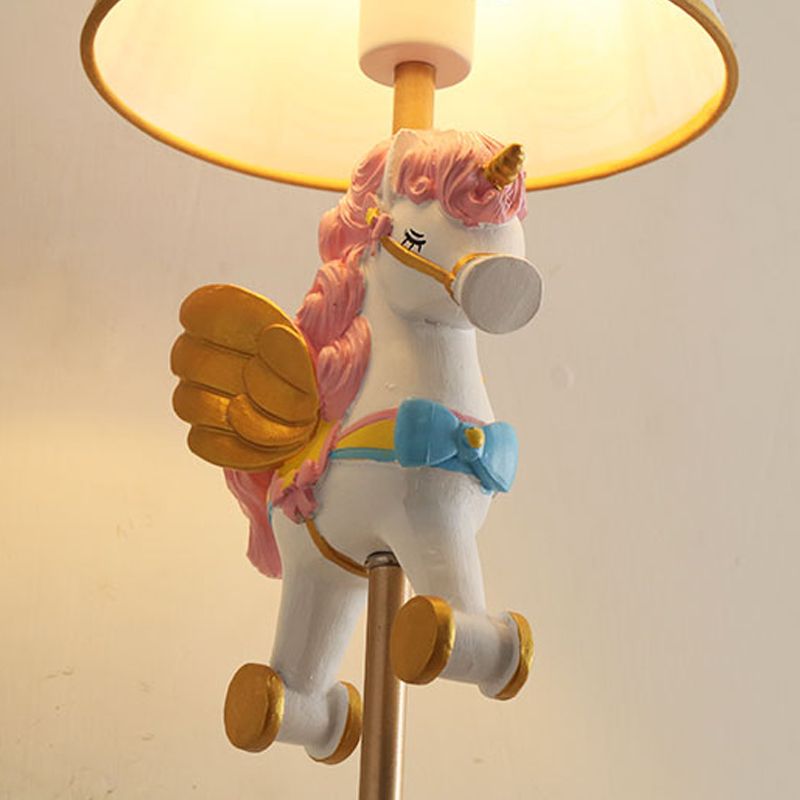 Cartoon kegel wandlamp met een eenhoorndecoratie 1 hoofdhars sconce licht in geel en blauw/geel en roze/geel en rood/geel en wit voor meisjes slaapkamer