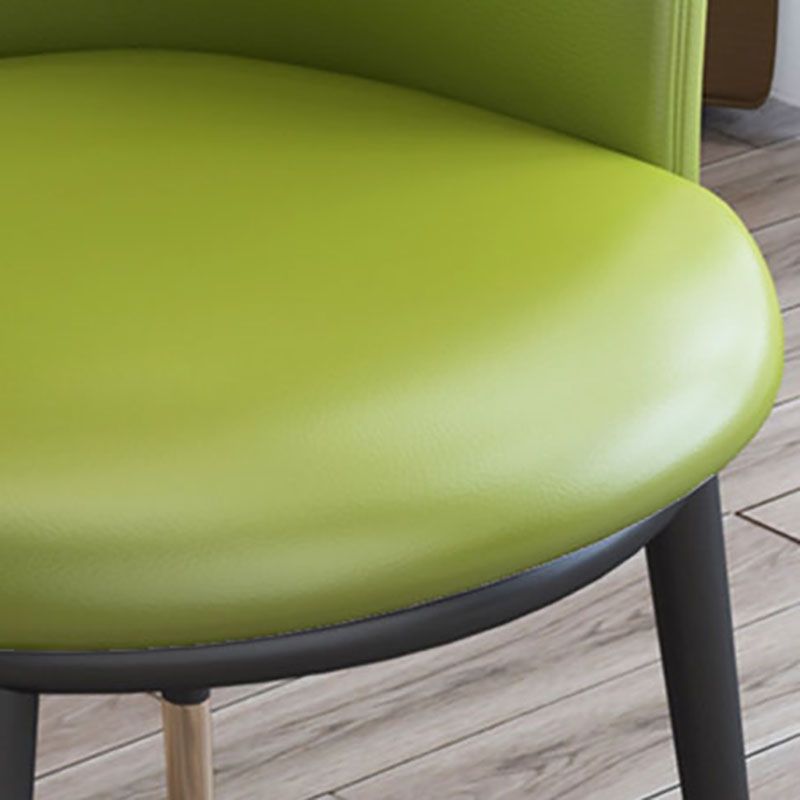 Silla de comedor de cuero con respaldo sólido y acabado mate para el hogar contemporáneo