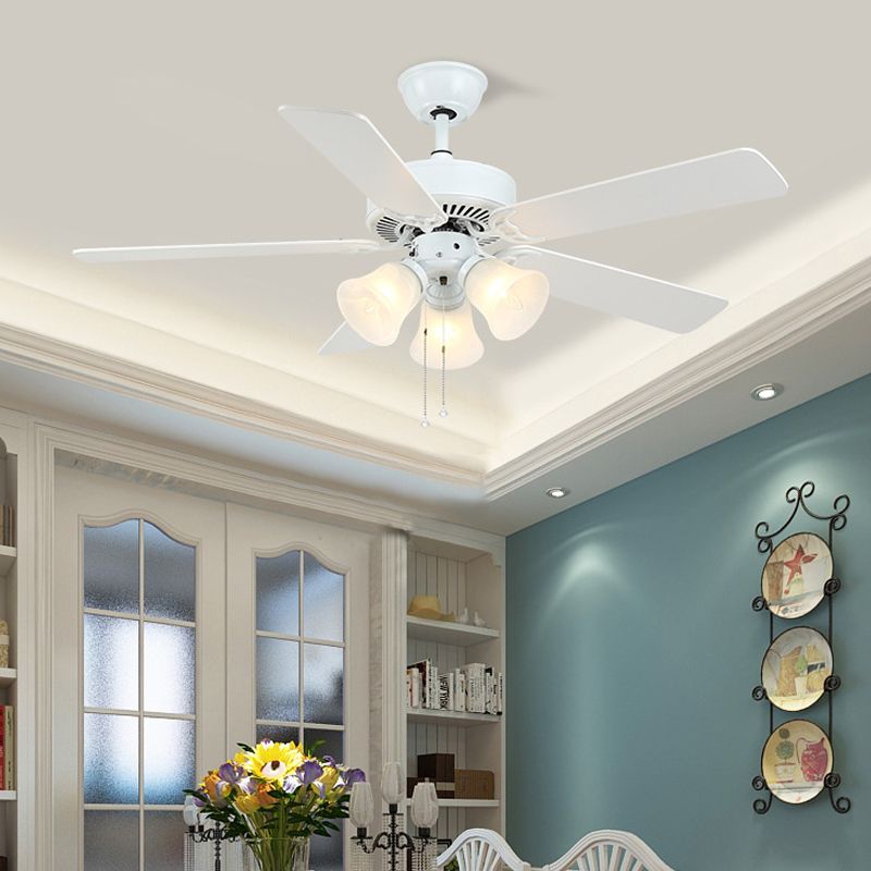 Lámpara de semi flush moderno 3 bombillas 52 "anchura de vidrio crema 5 lámpara de ventilador colgante en blanco