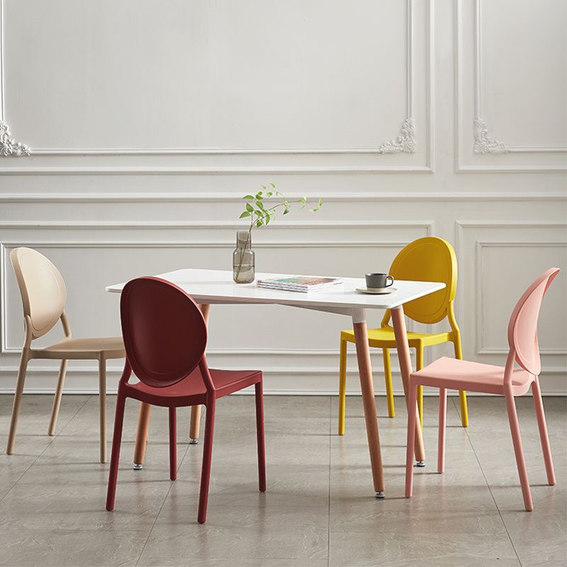 Chaises de salle à manger scandinaves en plastique sans accoudoirs, chaises d'appoint empilables (Ensemble de 4)