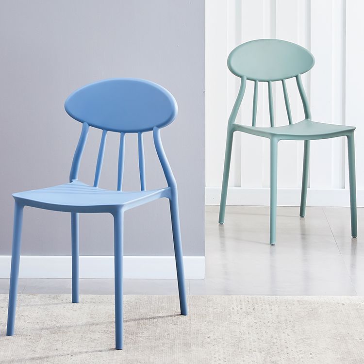 Moderne keuken plastic eetkamerstoelen open rug aan zijkant armloze stoelen