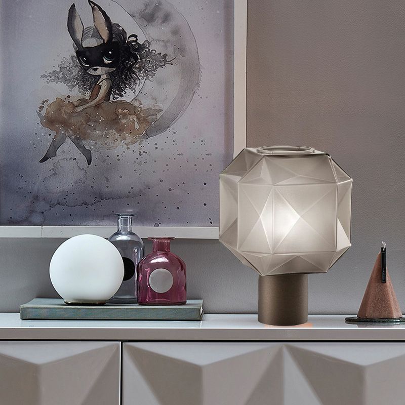 Diamond Geometric Design Lampada da tavolo in vetro 11 "Luce da comodino a stile di semplicità larga in grigio fumo grigio