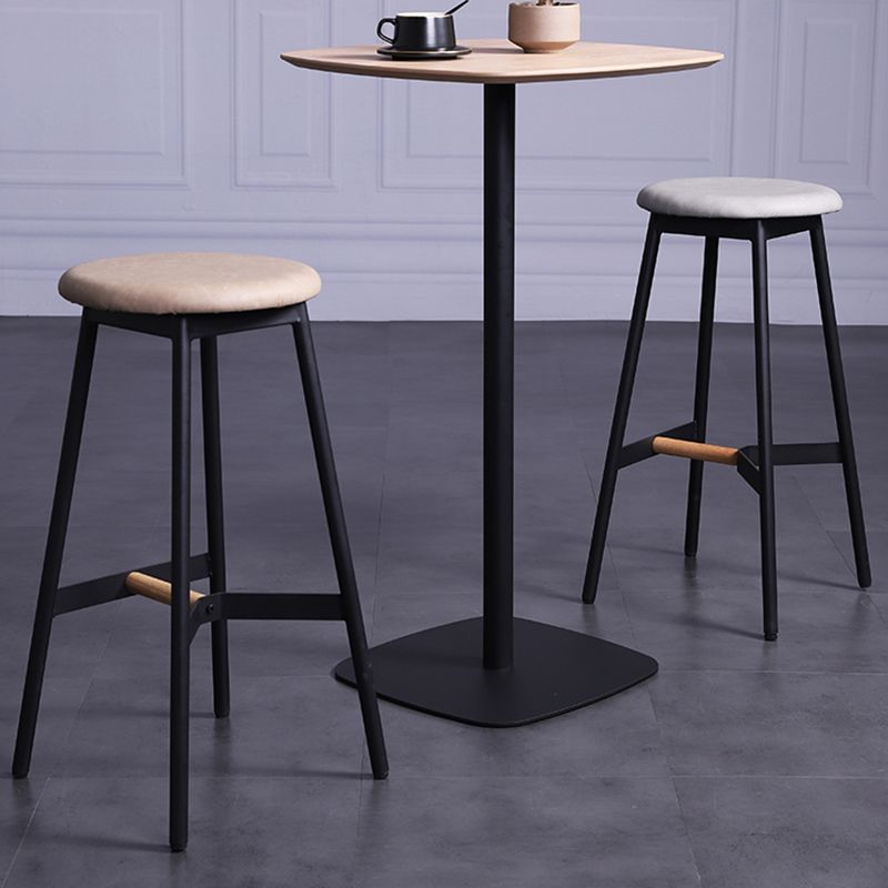 Taburetes de bar negros industriales sin respaldo de madera y metal con asiento redondo