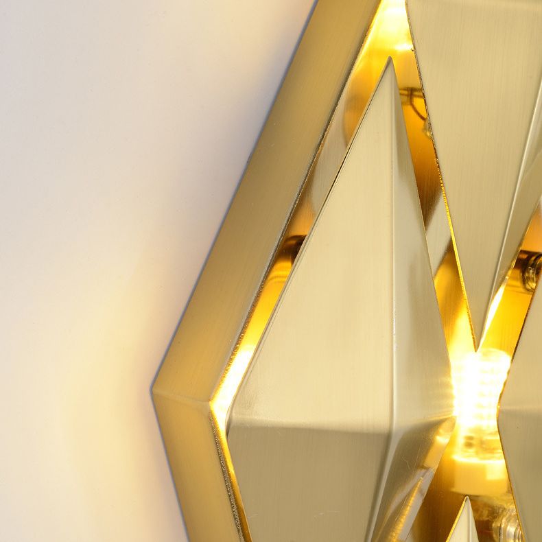 Luz de pared rómbica dorada en la moderna lámpara de pared de metal de electroplacas de estilo creativo para el dormitorio