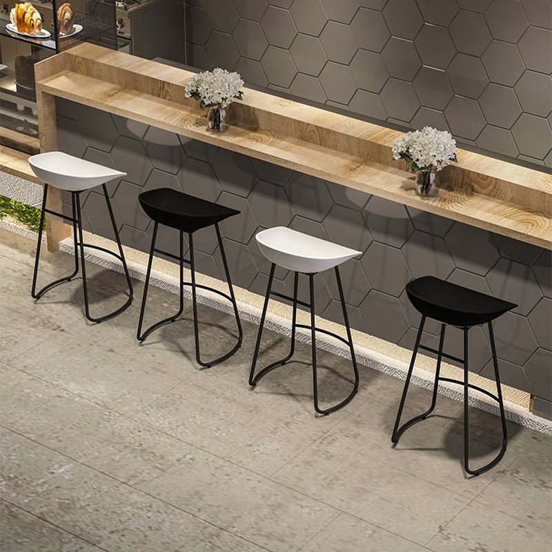Modern Armless Backrest Counter Stool Iron Bar Stool with Acrylic Seat and Pedal for Cafe