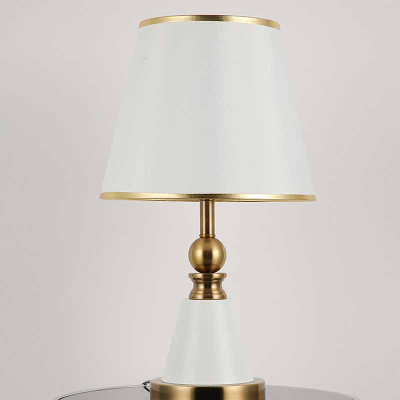 Moderne einfache Metalltischlampe Acrylschattenzylinderform -Glühbirnenleuchte für Schlafzimmer