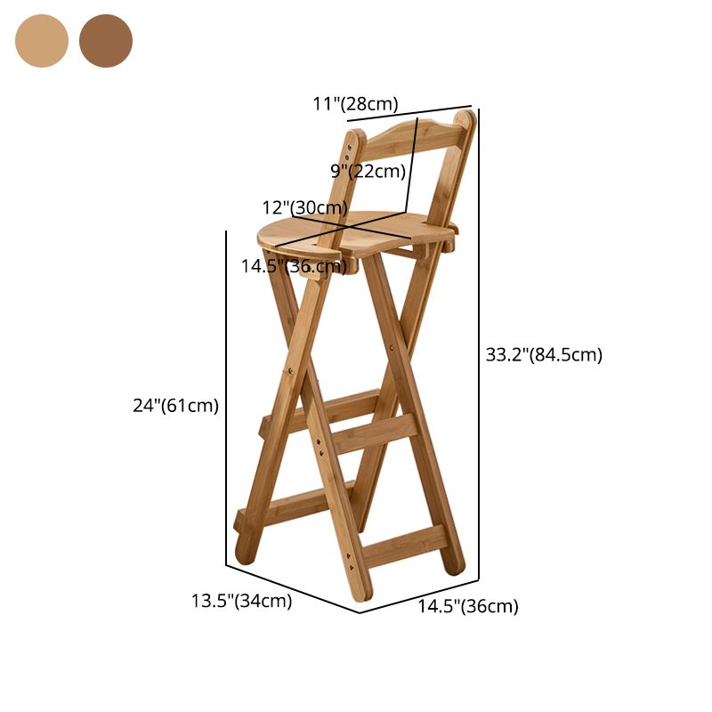 Moderner klappbarer Barhocker aus Holz mit Fußstütze und niedriger Rückenlehne für die Küche