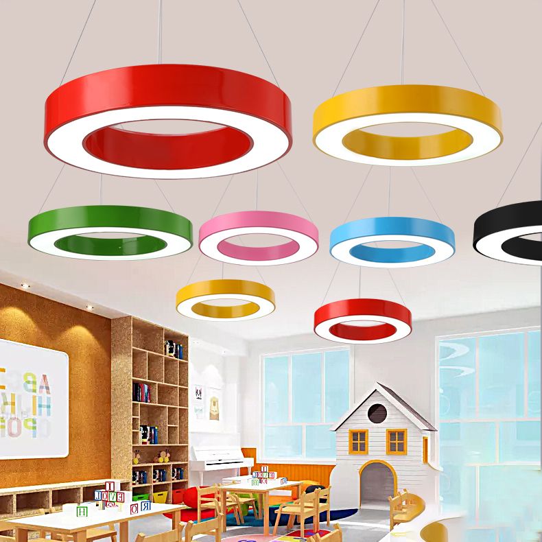 Luce a ciondolo a tamburo a LED integrato Luce a sospensione regolabile in metallo per sala da gioco