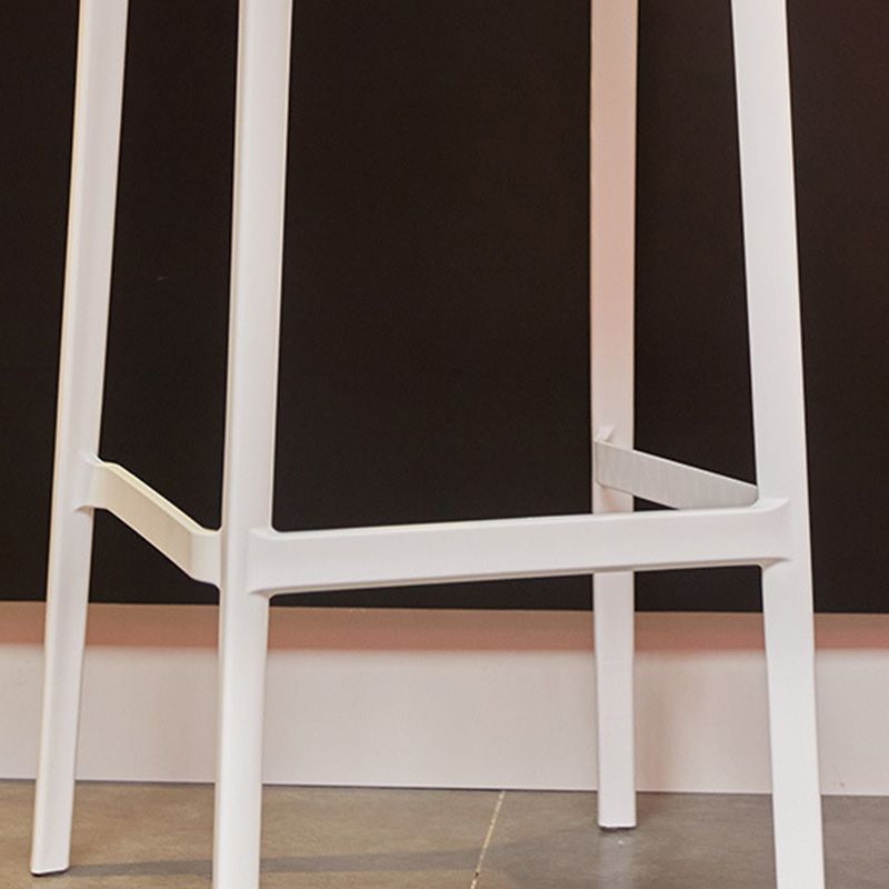 Barhocker aus Kunststoff im modernen Stil mit Fußstütze und stapelbarem, schlichtem Bistro-Barhocker
