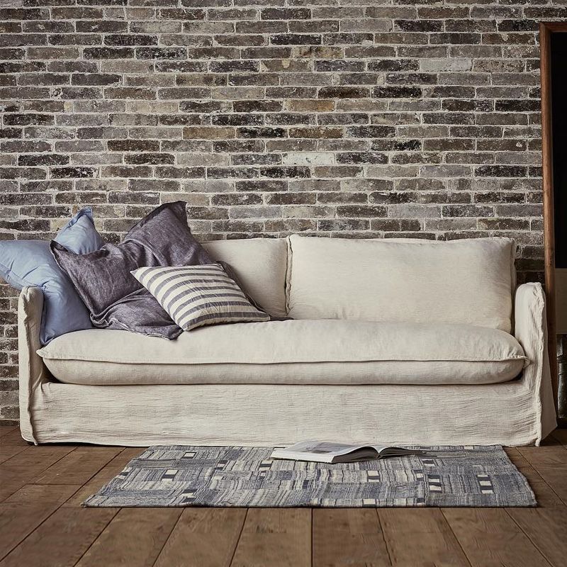 Divano standard a braccio quadrato di lino contemporaneo con schiena sciolta per soggiorno, bianco