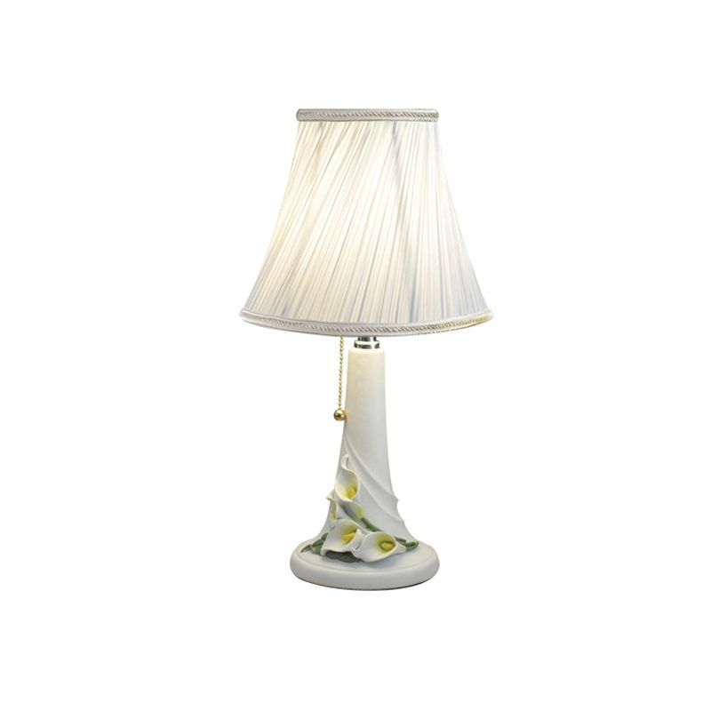 1 tête cloche nocturne Light Countryside White Fabric Table table de chevet avec Calla Lily Resin Base, chaîne de traction