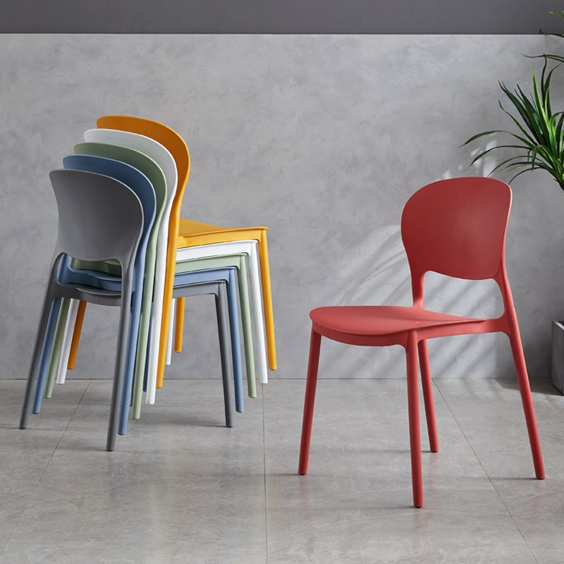 Silla de comedor escandinava de plástico sin brazos, sillas auxiliares apilables (juego de 4)