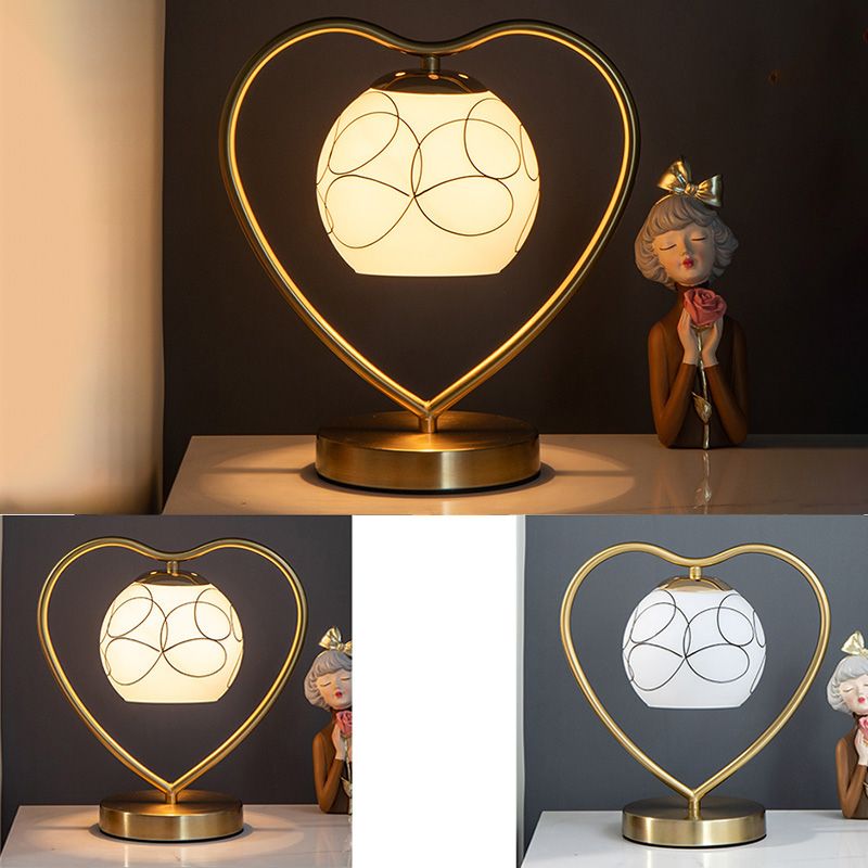 Simple amorevole tavolo a forma di cuore Light Metal 1-Bulb Lampada da lettura da comodino con cupola in vetro