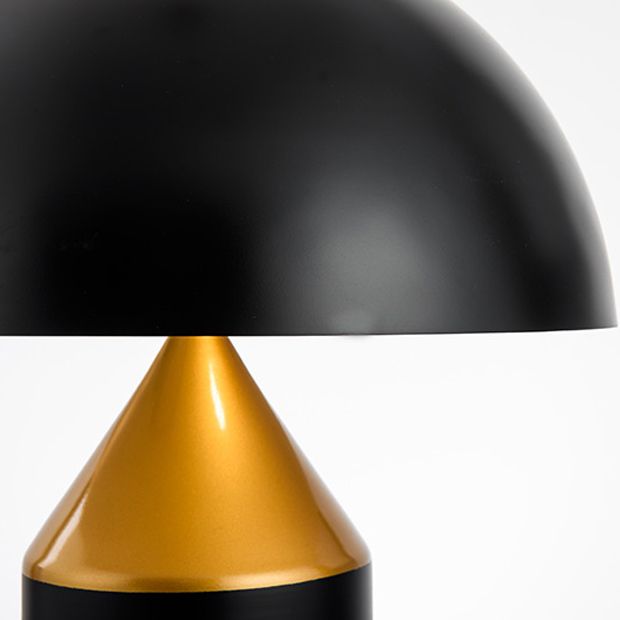 Moderne Tischlampe 1-Licht-Schreibtisch Licht mit Metallschatten für Schlafzimmer