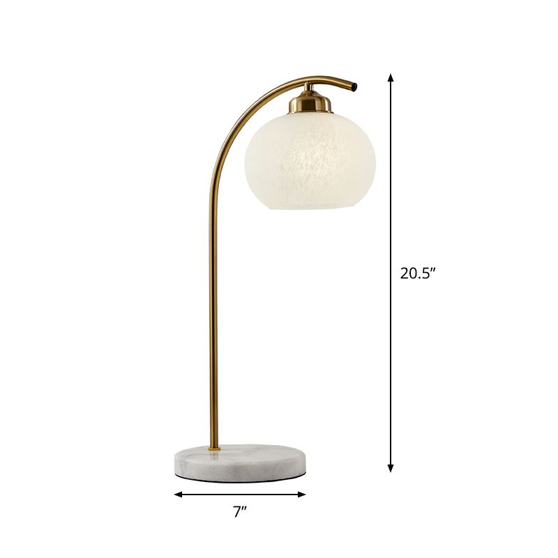 Domed White Glass Table Light Postmodern Single Head Brass Finish Desk Lamp voor studieruimte