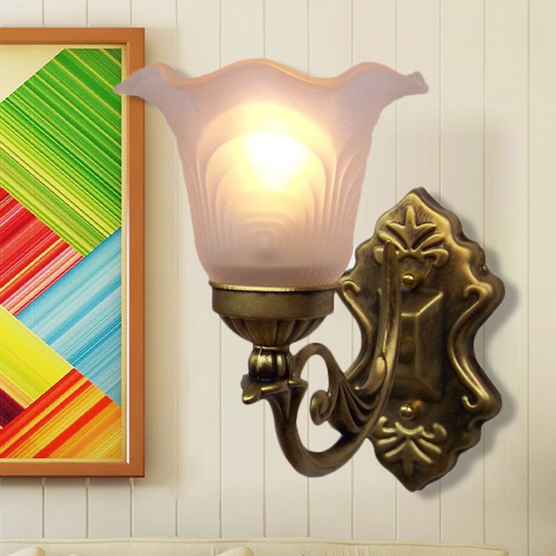 Mont mural floral en bronze Light Traditional White Glass Shade 1-Light Living Room Appince Light avec un bras sinueux