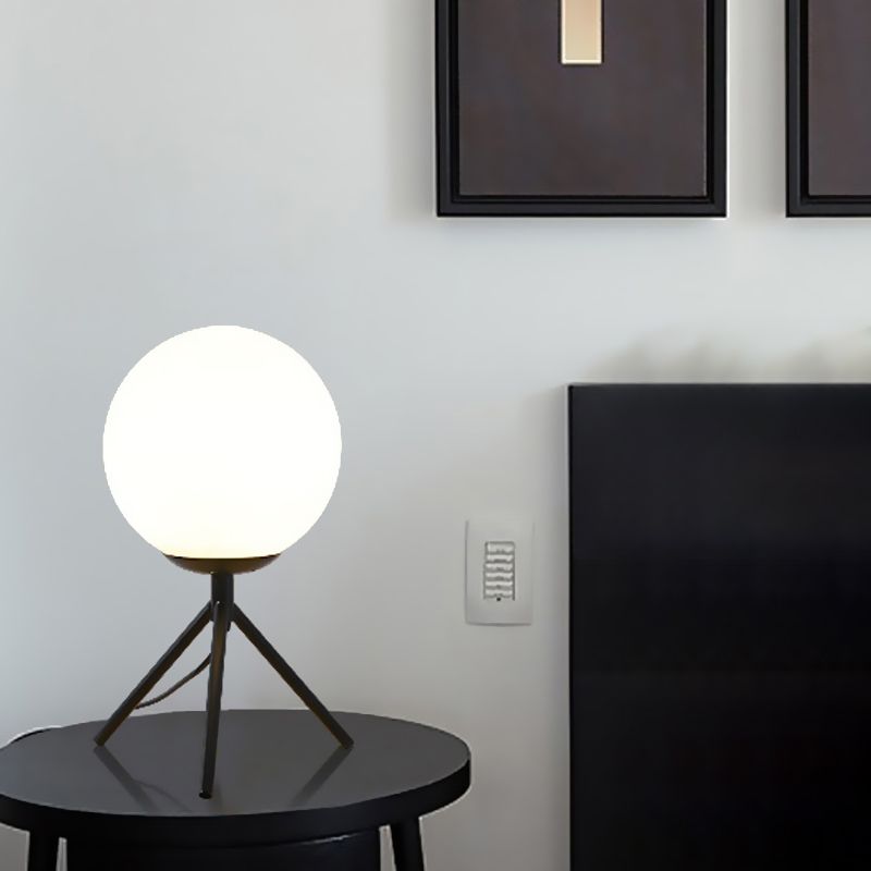 Eigentijdse 1 lamptafel Licht Zwarte bol Kleine desklamp met opaalglasschaduw