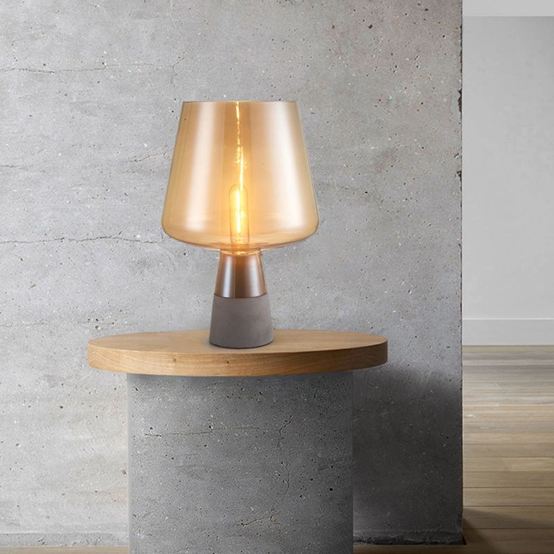 Lampada rustica simile a un coglione da comtorente in vetro ambra a bulbo singola illuminazione da camera da letto con base di cemento