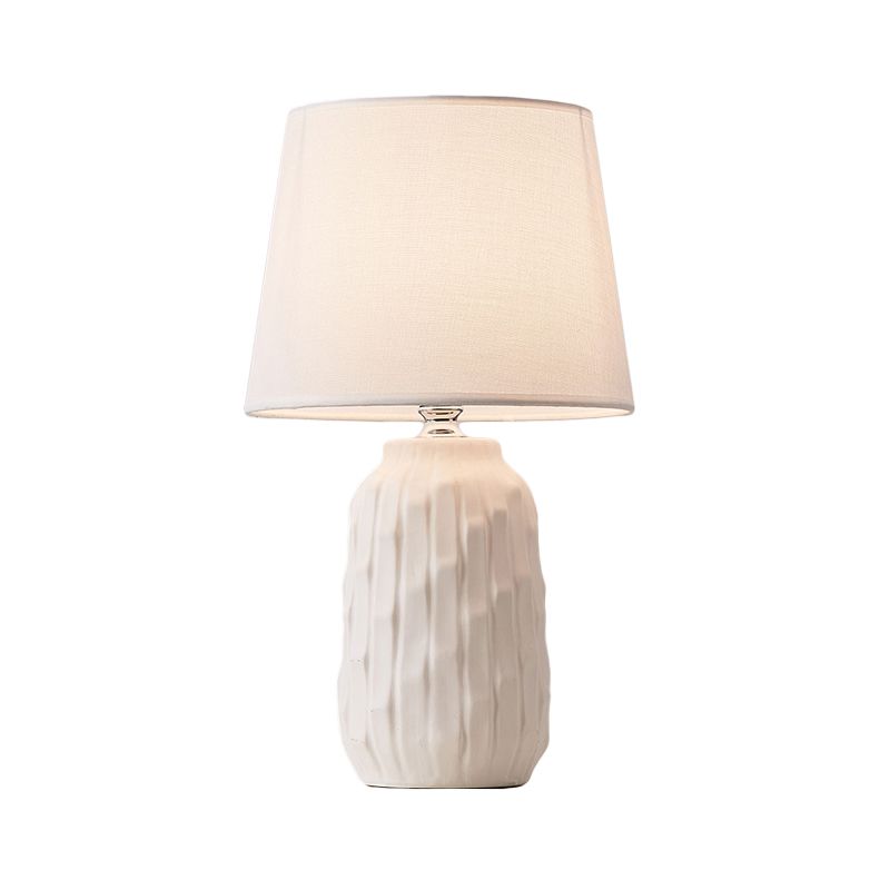 Tabla de mesa cónica modernista Lámpara de escritorio de dormitorio de 1 cabezal con base de cerámica de cilindro en blanco/rosa/azul