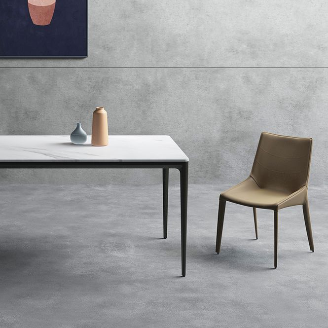 Chaise de salle à manger contemporaine en simili cuir, finition mate, dossier solide