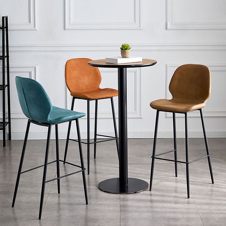 Taburete de bar de cuero moderno para interiores, taburete bajo con respaldo sin brazos y patas de acero