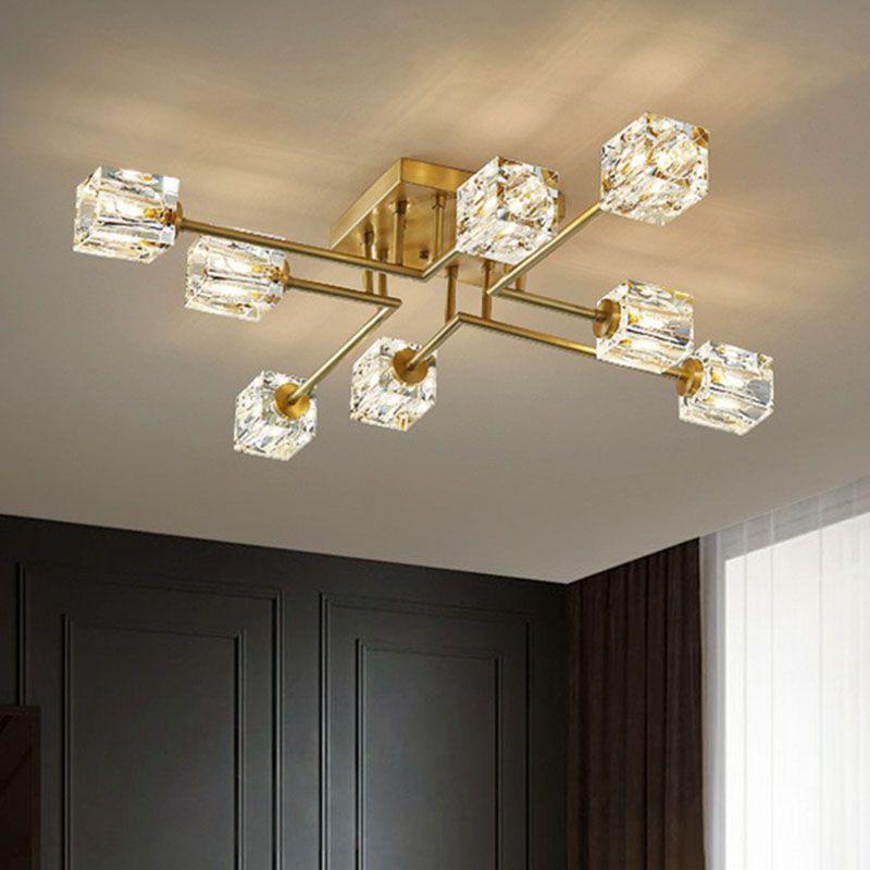 Lámpara de techo semiempotrada con acabado dorado posmoderno con forma de cubo de cristal cerca del techo