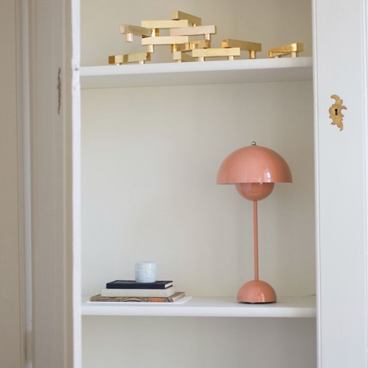 Lampada da tavolo moderna e minimalista a LED Lampada da tavolo Macaron emisfero in ferro battuto per camera da letto