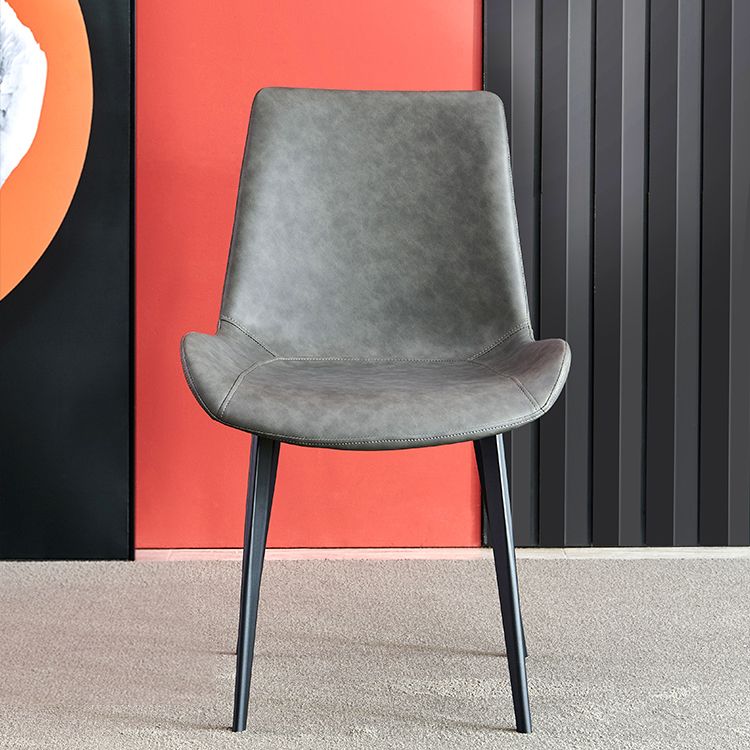 Silla de comedor industrial de metal con acabado metálico y respaldo sólido