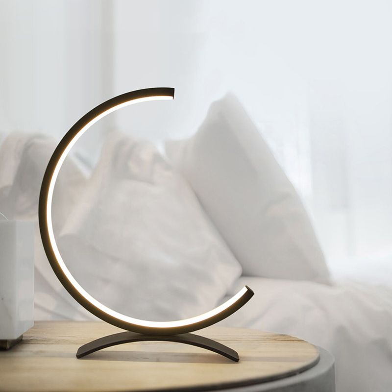 Lampes de chevet en forme de C en C moderniste acrylique LED Black / Gol Light Light avec arche base pour chambre à coucher