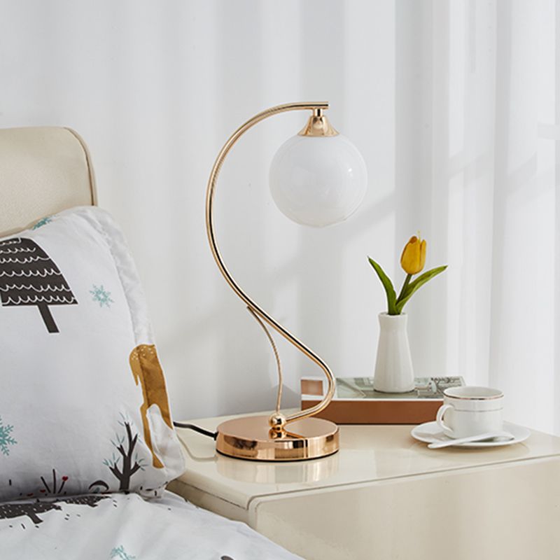 Lampe de table à balle en verre d'opale en satin