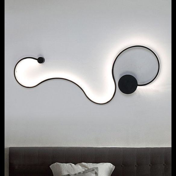 Moderne creatieve eenvoudige gebogen aluminium LED zwarte wandlichten