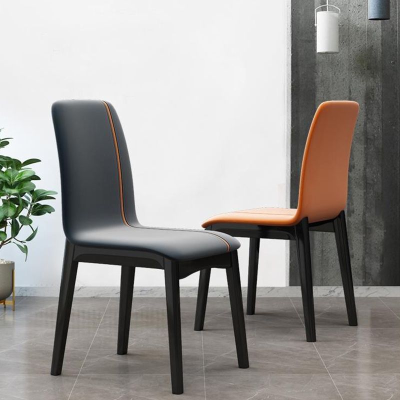 Chaise d'appoint industrielle à dossier solide en bois d'hévéa, chaise de salle à manger en cuir au fini mat avec pieds noirs
