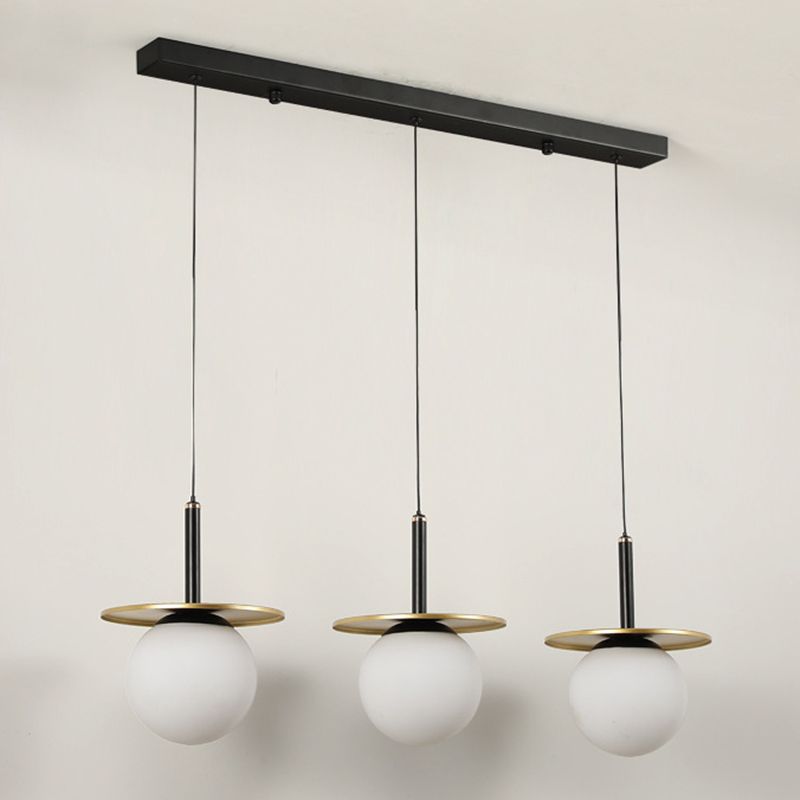 28.3 "Globo de vidrio blanco de ancho de 3 luces Ligera de metal redonda Decoración de lámina de metal de estilo posmoderno Costilización de iluminación en oro