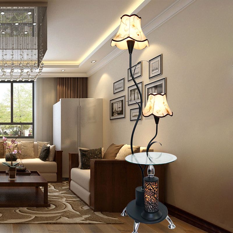 Zwart/wit 2 lampen vloerlichtstijl stijl Iron tak ontwerp staande lamp met bloemenschaduw